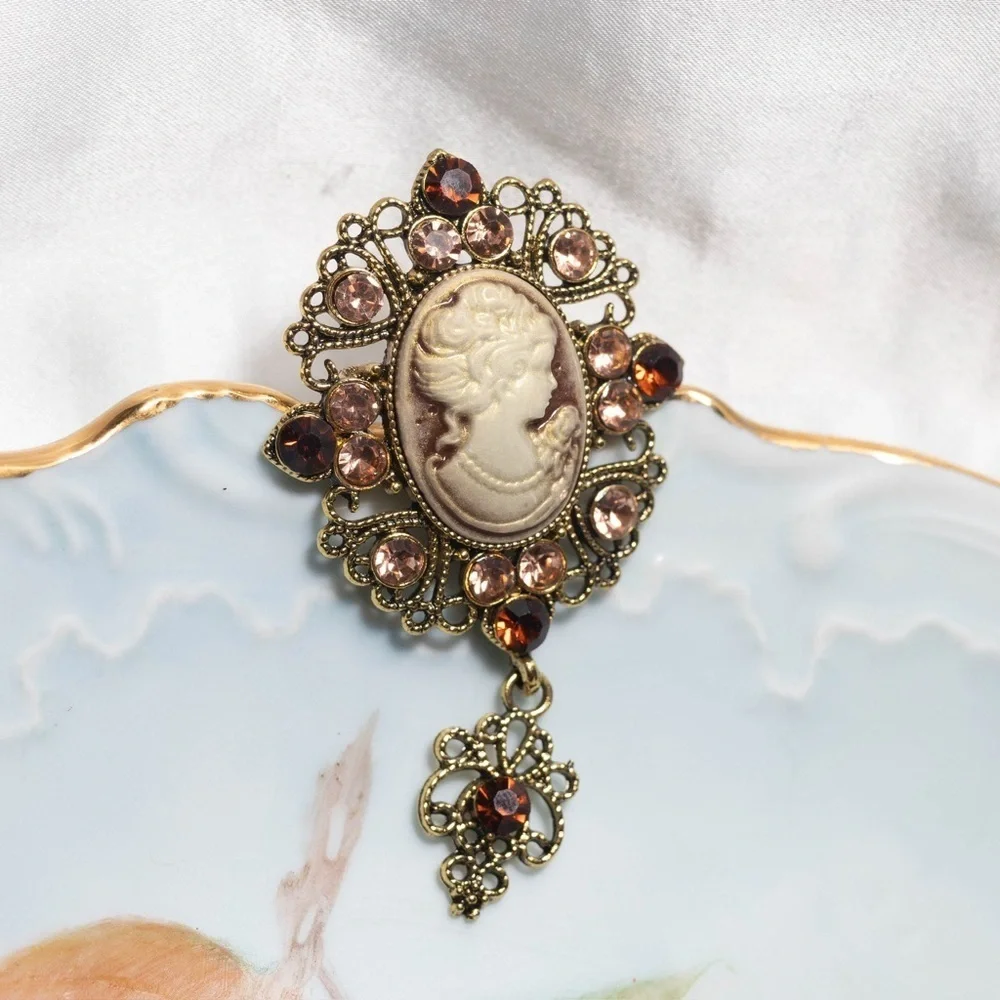 ✨Anthropologie Gwyneth Vintage Style Victorian Brooch